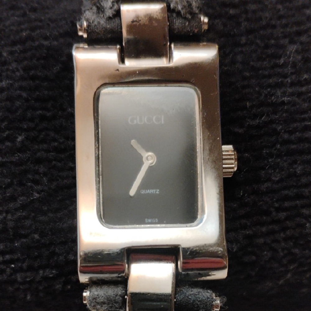 Authentic Vintage Woman's Gucci Metallic Silver and Black Quartz Watch
